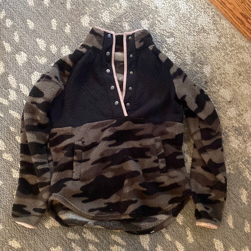 Women’s cute camo sweater fleas small with pink trim